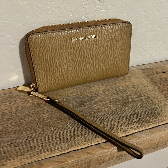 Other - EUC Michael Kors Jet Set Large Leather Smartphone Wristlet Wallet in "Luggage"